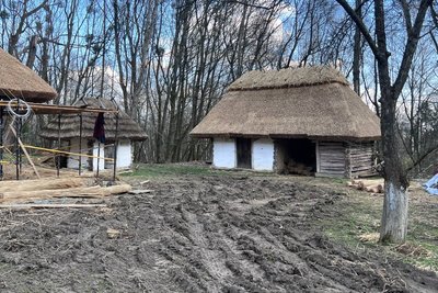 Майстри крім хати відновлюють й інші об'єкти садиби Майстри крім хати відновлюють й інші об'єкти садиби