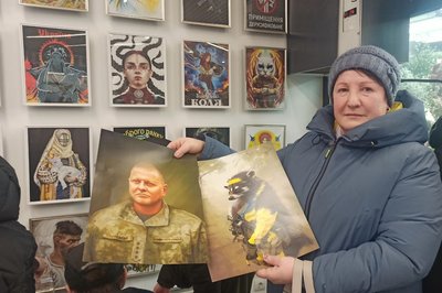 "Мистецтво під час війни": у Вінниці відкрили благодійну виставку на підтримку ЗСУ "Мистецтво під час війни": у Вінниці відкрили благодійну виставку на підтримку ЗСУ