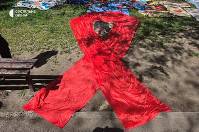 "За кожною цифрою є людина": в Одесі провели акцію до Дня пам’яті людей, загиблих від СНІДу "За кожною цифрою є людина": в Одесі провели акцію до Дня пам’яті людей, загиблих від СНІДу