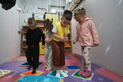Діти граються у сенсорній кімнаті, Новопокровка, травень 2026 року Діти граються у сенсорній кімнаті, Новопокровка, травень 2026 року