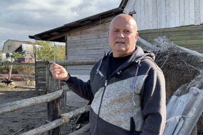Страусеня в курячому інкубаторі: на Волині чоловік облаштував ферму зі страусами та павичами Страусеня в курячому інкубаторі: на Волині чоловік облаштував ферму зі страусами та павичами