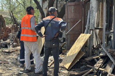 Комунальники біля пошкодженого будинку в Новобаварському районі Харкова, 7 травня 2026 року Комунальники біля пошкодженого будинку в Новобаварському районі Харкова, 7 травня 2026 року