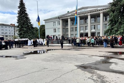 На Житомирщині попрощалися з трьома дітьми, які загинули внаслідок удару армії РФ На Житомирщині попрощалися з трьома дітьми, які загинули внаслідок удару армії РФ