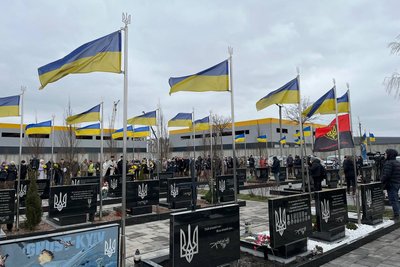 У Бучі вшанували пам'ять загиблих жителів та військових У Бучі вшанували пам'ять загиблих жителів та військових