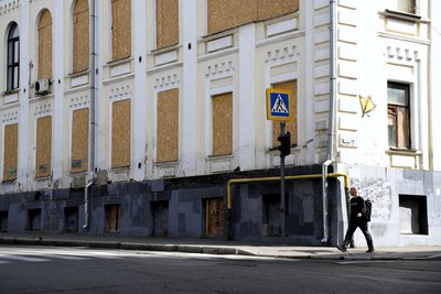 Будівля з закритими вікнами в центрі Харкова Будівля з закритими вікнами в центрі Харкова