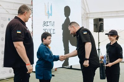 8-річний Артем Лукащев із Харкова став лауреатом акції МВС "Діти Герої" 8-річний Артем Лукащев із Харкова став лауреатом акції МВС "Діти Герої"
