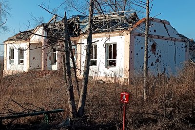 Сліди обстрілів на будівлі у селі на Донеччині Сліди обстрілів на будівлі у селі на Донеччині