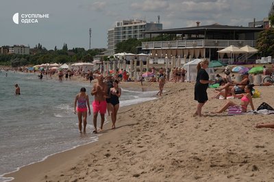 Перший офіційно відкритий пляж у Чорноморську: чи обладнаний для безпечного відпочинку Перший офіційно відкритий пляж у Чорноморську: чи обладнаний для безпечного відпочинку
