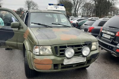 Вінницькі й іноземні волонтери передали українським захисникам на фронт чотири автомобілі Вінницькі й іноземні волонтери передали українським захисникам на фронт чотири автомобілі