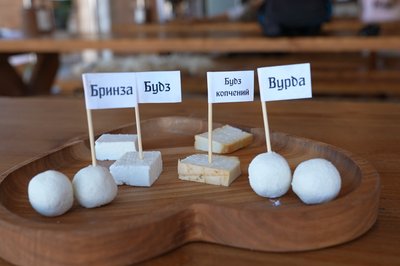 Традиційні сири та отари овець: як на Синевирі відроджують вівчарство Традиційні сири та отари овець: як на Синевирі відроджують вівчарство