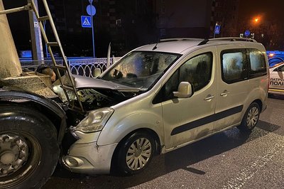 У Києві нетверезий водій врізався в автоцистерну під час комендантської години У Києві нетверезий водій врізався в автоцистерну під час комендантської години