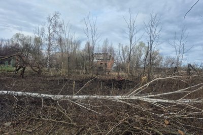Місце влучання КАБу в Слатиному, Харківська область, 7 квітня 2025 року Місце влучання КАБу в Слатиному, Харківська область, 7 квітня 2025 року