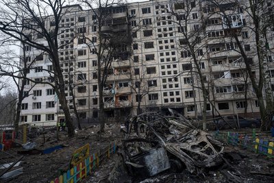 Уламки ракети впали на житловий будинок у Києві