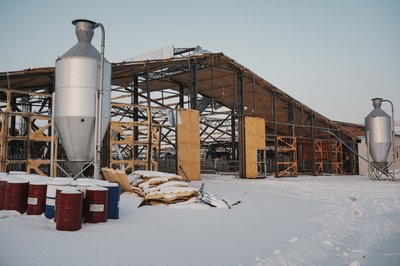 Знищений російським влучанням корівник у селі Мокра Рокитна, Харківська область, лютий 2026 року Знищений російським влучанням корівник у селі Мокра Рокитна, Харківська область, лютий 2026 року