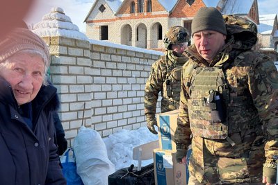 Жінка, яку евакуювали правоохоронці й волонтери з Великобурлуцької громади Жінка, яку евакуювали правоохоронці й волонтери з Великобурлуцької громади