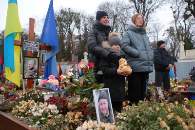 Вшанувати пам'ять військових прийшли рідні захисників Вшанувати пам'ять військових прийшли рідні захисників