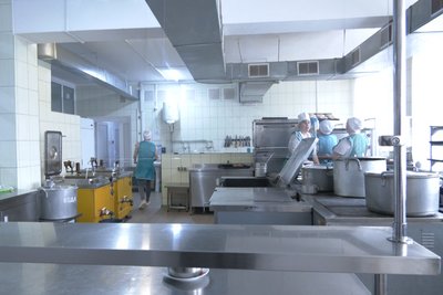 Омлет із темними плямами — у Житомирі в ліцеї №24 перевіряли умови харчування учнів Омлет із темними плямами — у Житомирі в ліцеї №24 перевіряли умови харчування учнів