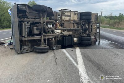 Вантажівка, що перекинулася біля Коротича під Харковом, 10 травня 2026 року Вантажівка, що перекинулася біля Коротича під Харковом, 10 травня 2026 року