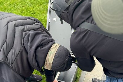 Від 10 до 19 тисяч доларів США за незаконний виїзд: ДБР викрило прикордонника на Волині Від 10 до 19 тисяч доларів США за незаконний виїзд: ДБР викрило прикордонника на Волині
