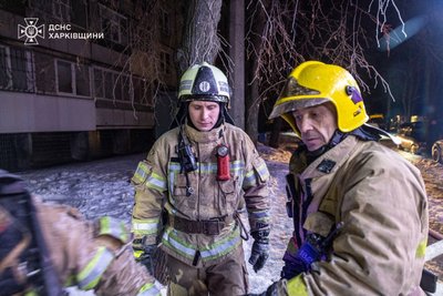 Рятувальники на місці пожежі в дев'ятиповерхівці у Харкові, 26 січня 2026 року Рятувальники на місці пожежі в дев'ятиповерхівці у Харкові, 26 січня 2026 року