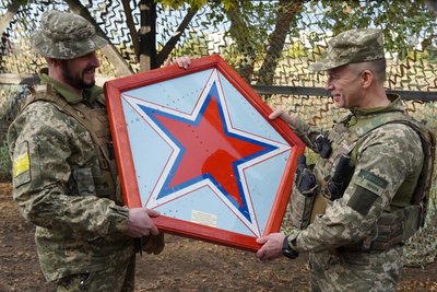 Олександру Сирському на згадку про наступальну операцію подарували фрагмент збитого винищувача ВКС РФ. Олександру Сирському на згадку про наступальну операцію подарували фрагмент збитого винищувача ВКС РФ.