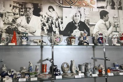 Сервізи, вази, статуетки — на Житомирщині зберігають спадок заводу, який працював понад століття Сервізи, вази, статуетки — на Житомирщині зберігають спадок заводу, який працював понад століття