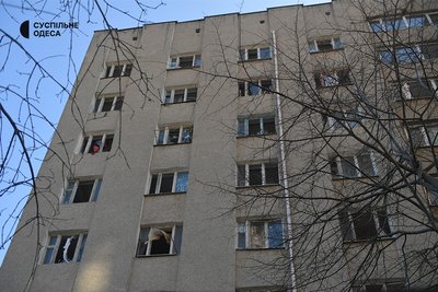 Обвал частини будинку, пошкоджені квартири та вибиті вікна: фото наслідків атаки РФ на Одесу