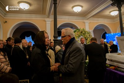 Тоня Матвієнко на прощанні з Ніною Матвієнко у Національній філармонії Тоня Матвієнко на прощанні з Ніною Матвієнко у Національній філармонії