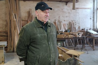 "Жінкам — червоні, чоловікам — сині": як у Луцьку виготовляють труни