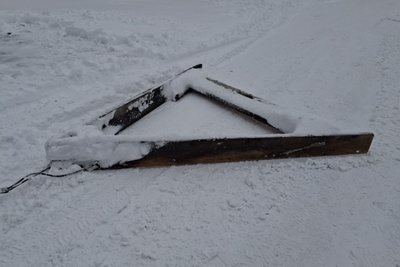 Пристрій із підручних матеріалів — староста у громаді на Житомирщині власноруч розчищає сільські дороги від снігу Пристрій із підручних матеріалів — староста у громаді на Житомирщині власноруч розчищає сільські дороги від снігу