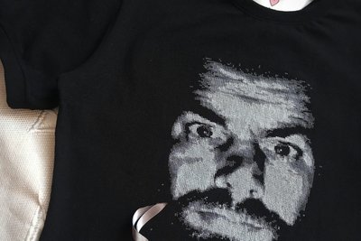 Некласична вишиванка: сум'янка Ксенія Шпилька оздоблює футболки
