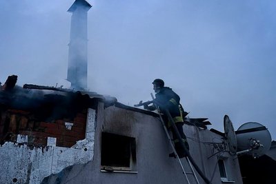 Рятувальник гасить пожежу на місці влучання російського безпілотника у Золочеві, 18 березня 2026 року Рятувальник гасить пожежу на місці влучання російського безпілотника у Золочеві, 18 березня 2026 року