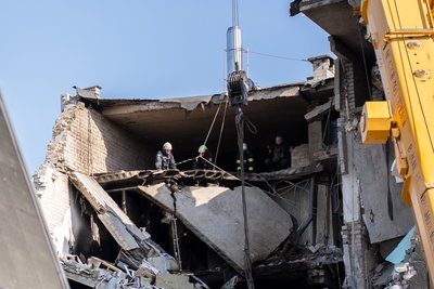 Рятувальники на місці ракетного удару в Черкасах