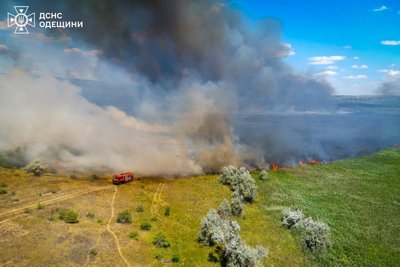 На Одещині палає 10 гектарів сухої трави: частково ускладнено рух на трасі Одеса – Вознесенськ На Одещині палає 10 гектарів сухої трави: частково ускладнено рух на трасі Одеса – Вознесенськ