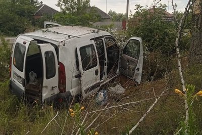 В Черкаських Тишках під Харковом авто злетіло в кювет і врізалось у дерево: загинула пасажирка В Черкаських Тишках під Харковом авто злетіло в кювет і врізалось у дерево: загинула пасажирка