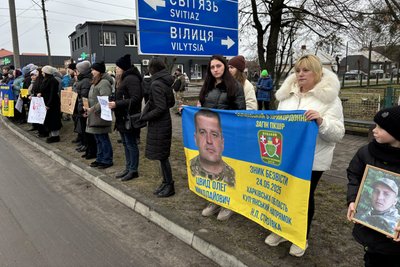 В селищі на Волині рідні полонених і зниклих безвісти вийшли на акцію підтримки В селищі на Волині рідні полонених і зниклих безвісти вийшли на акцію підтримки