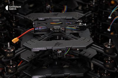 Від волонтерства до виробництва: жителі Одеси виготовили понад 50 тисяч FPV-дронів для фронту Від волонтерства до виробництва: жителі Одеси виготовили понад 50 тисяч FPV-дронів для фронту