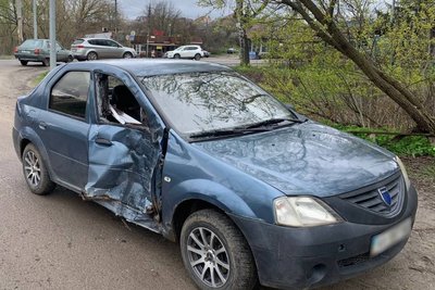 Пошкоджений автомобіль DaciaLogan після ДТП в Чугуєві Пошкоджений автомобіль DaciaLogan після ДТП в Чугуєві