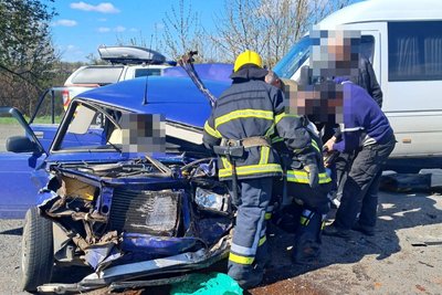 На Вінниччині рятувальники деблокували двох людей із понівеченої в ДТП автівки На Вінниччині рятувальники деблокували двох людей із понівеченої в ДТП автівки