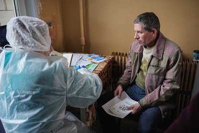 Чоловік проходить медогляд в харківському гуртожитку, квітень 2026 року Чоловік проходить медогляд в харківському гуртожитку, квітень 2026 року