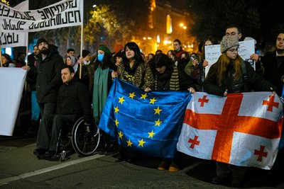 Держслужбовці приєдналися до акції протестів у Грузії Держслужбовці приєдналися до акції протестів у Грузії
