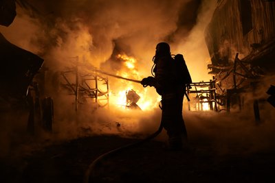 Внаслідок влучання по Харкову спалахнула пожежа: фото Внаслідок влучання по Харкову спалахнула пожежа: фото