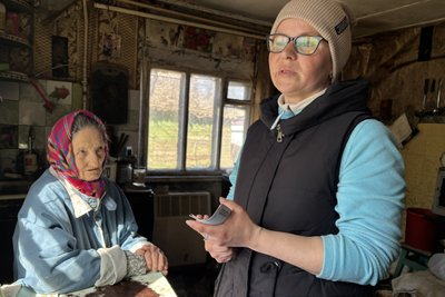 Приносить пенсію та новини: як працює листоноша Марина Діденко у Первомайську Приносить пенсію та новини: як працює листоноша Марина Діденко у Первомайську