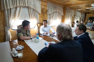 Прем'єр-міністр Ріші Сунак їде потягом до України Прем'єр-міністр Ріші Сунак їде потягом до України