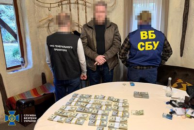 СБУ затримала двох заступників начальників обласних управлінь на хабарі СБУ затримала двох заступників начальників обласних управлінь на хабарі