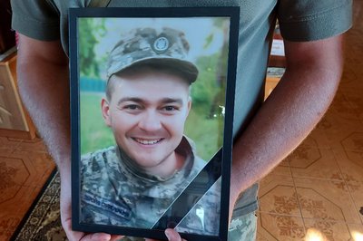 "Дуже шкода, що такі хлопці відходять": у Хмельницькому попрощалися із двома воїнами "Дуже шкода, що такі хлопці відходять": у Хмельницькому попрощалися із двома воїнами