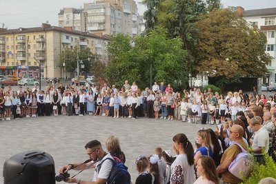 Перший дзвоник у Житомирі: за парти сіли понад 2 тисячі першокласників