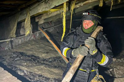 Рятувальник ДСНС під час ліквідації пожежі у Великому Бурлуку Рятувальник ДСНС під час ліквідації пожежі у Великому Бурлуку