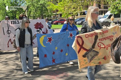 "За кожною цифрою є людина": в Одесі провели акцію до Дня пам’яті людей, загиблих від СНІДу "За кожною цифрою є людина": в Одесі провели акцію до Дня пам’яті людей, загиблих від СНІДу