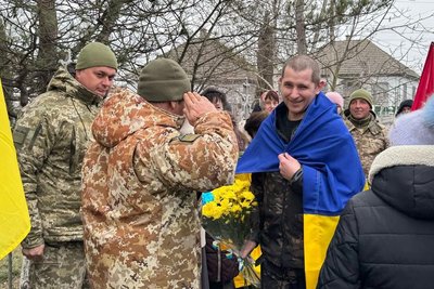 34 місяці у полоні: на Одещині зустріли звільненого захисника Зміїного 34 місяці у полоні: на Одещині зустріли звільненого захисника Зміїного